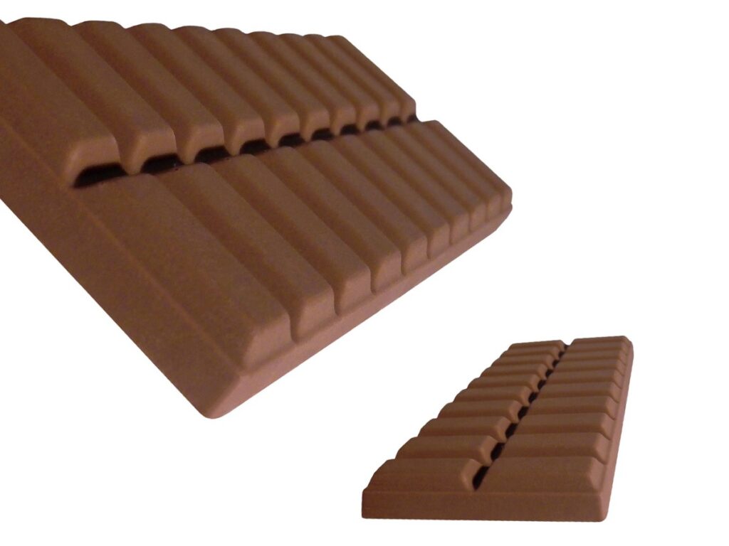 +-DIN-Format? Zwei Tafeln Schokolade ohne Papier sind zu sehen vor einem weißen Hintergrund in der Luft. 