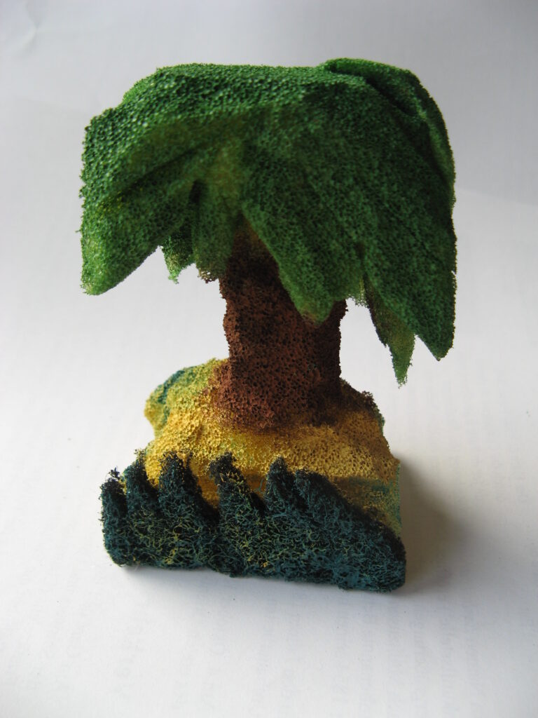 Beispiel-Foto zum Starterkit "Ein Stück Landschaft" eine Palme geschnitzt aus einem Küchenschwamm, die grüne Fläche ist zu einem Stück Gras umgearbeitet, der ursprüngliche Schaum ist hochkant eingesetzt 