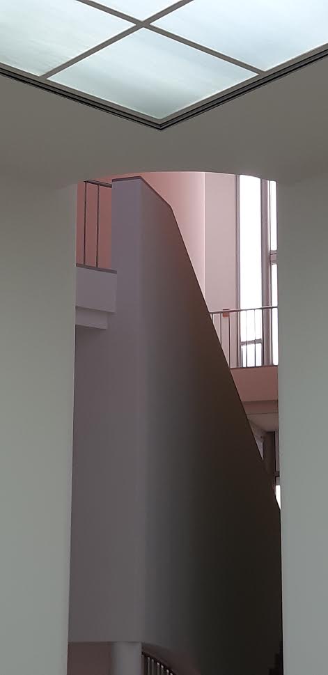Beispiel-Foto zum Thema #Handy-Malerei. Zu sehen ist ein Architekturausschnitt mit verschiedenen Grautönen. Mal hat es Blauanteile, mal liegt es näher an der Farbe rosa. Mal ist es heller, mal dunkler.