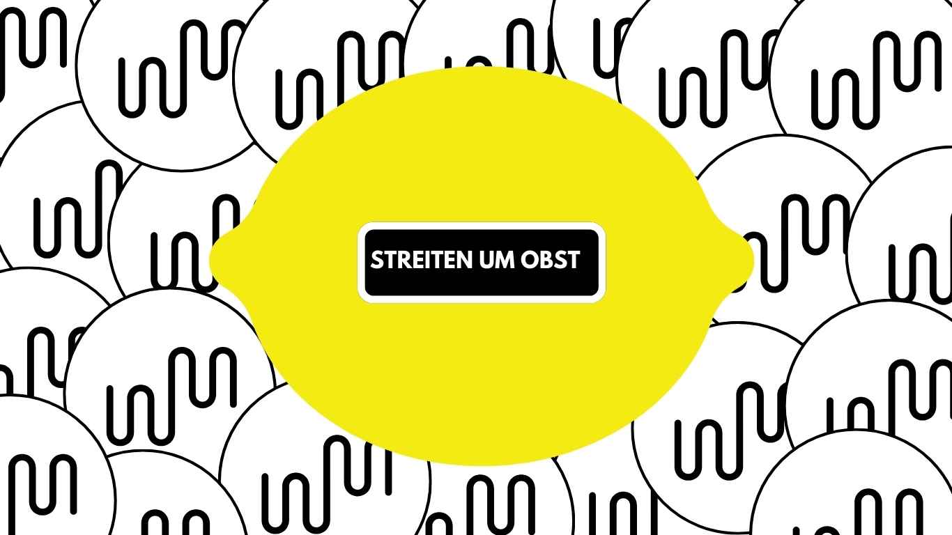 headerbild-streitenumobst Headerbild Blog, Zitrone mit Schild "Streiten um Obst", im Hintergrund das Logo von Studio Wundermaterial.